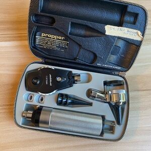 VINTAGE Antique PROPPER ACCUCHARGE OTOSCOPE Kit MAGNALUME Doctor Medical